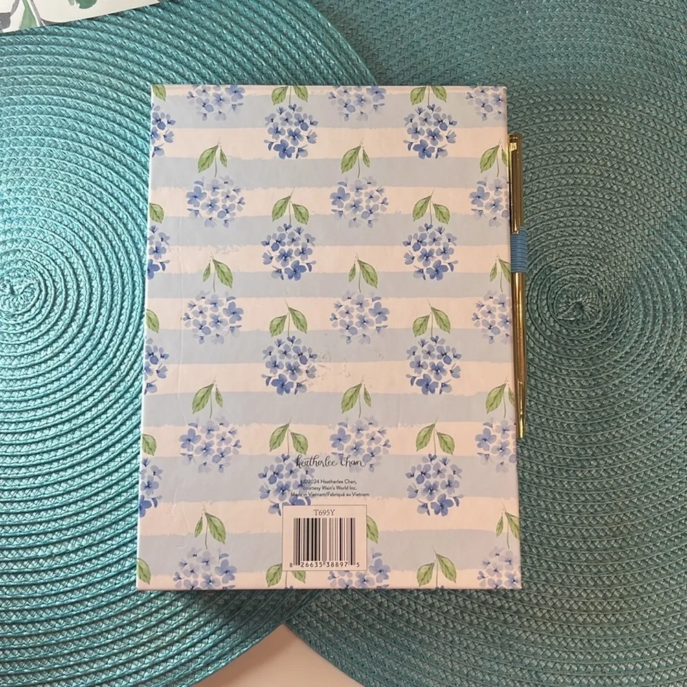 Floral 💙🩵 Notepad with Pen 150 sheets blue and white hydrangeas